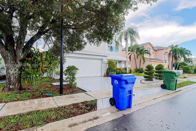 10262 SW 9th Ln, Pembroke Pines FL 33025 - Pembroke Pines, FL - Photo 3