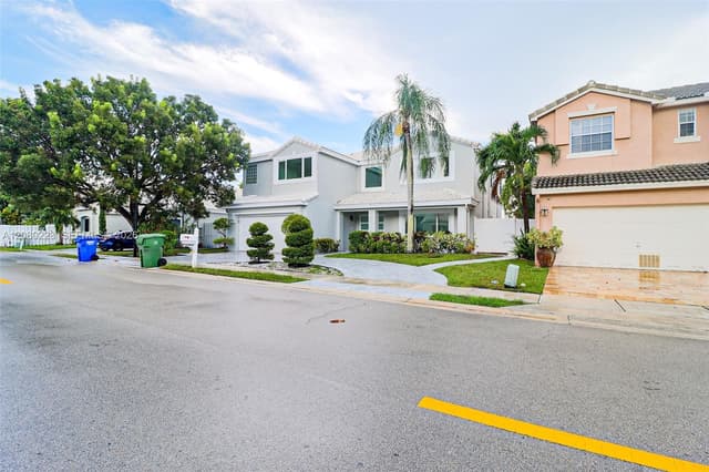 10262 SW 9th Ln, Pembroke Pines FL 33025 - Pembroke Pines, FL - Photo 5