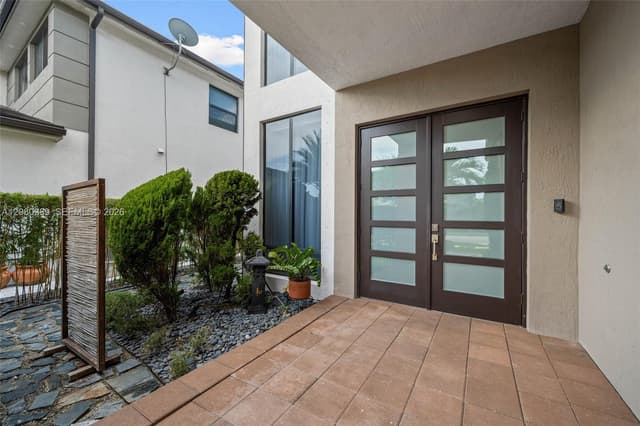 15742 NW 88th Ave, Miami Lakes FL 33018 - Miami Lakes, FL - Photo 4