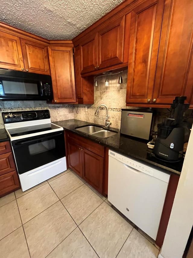 7 FLANDERS A, Delray Beach FL 33484 - Delray Beach, FL - Photo 2