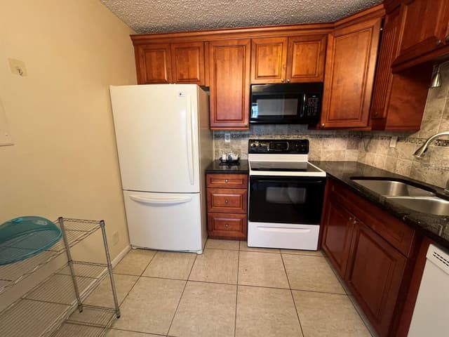 7 FLANDERS A, Delray Beach FL 33484 - Delray Beach, FL - Photo 4