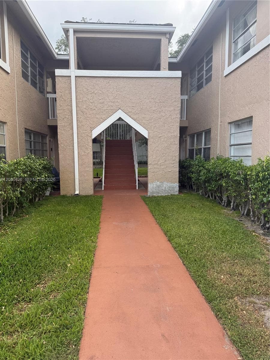 838 Twin Lakes Dr, Coral Springs FL 33071