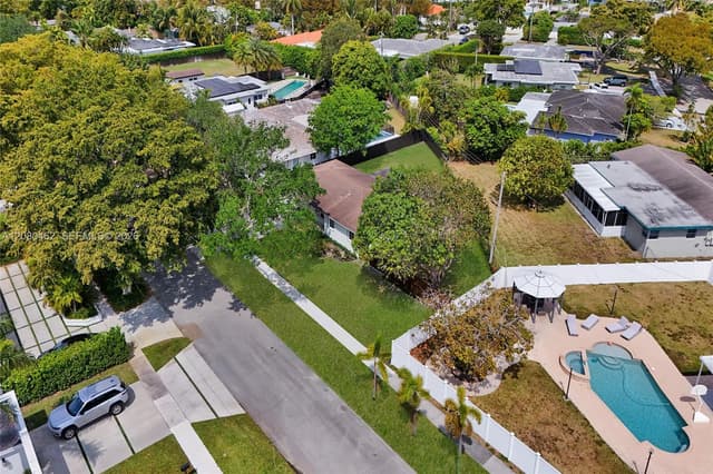 2125 Alamanda Dr, North Miami FL 33181 - North Miami, FL - Photo 2
