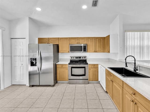 7420 S Aragon Blvd # 1, Sunrise FL 33313 - Sunrise, FL - Photo 5
