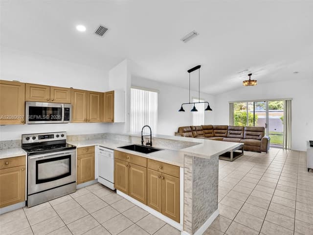 7420 S Aragon Blvd # 1, Sunrise FL 33313 - Sunrise, FL - Photo 4