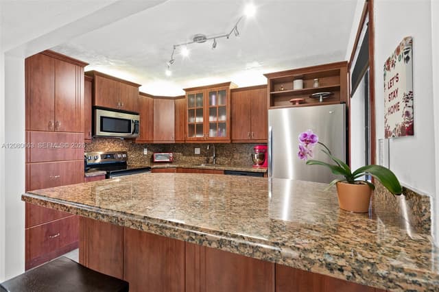 197 Lakeview Dr # 102, Weston FL 33326 - Weston, FL - Photo 2