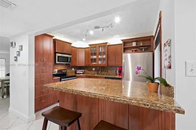 197 Lakeview Dr # 102, Weston FL 33326 - Weston, FL - Photo 3