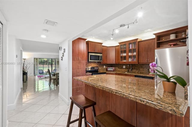 197 Lakeview Dr # 102, Weston FL 33326 - Weston, FL - Photo 5