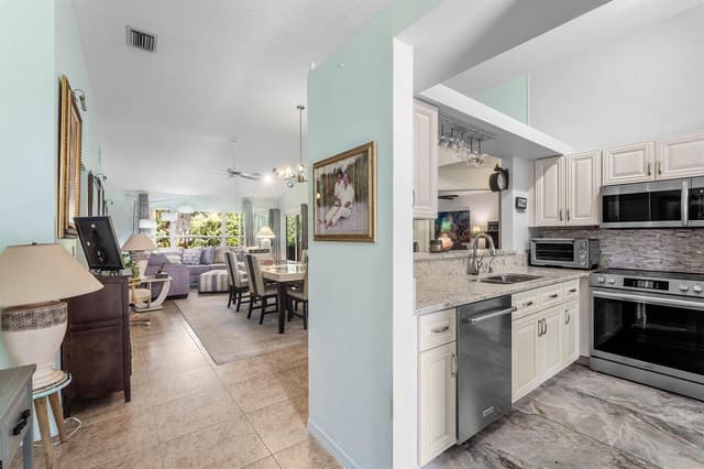 3007 Casa Rio Court, Palm Beach Gardens FL 33418 - Palm Beach Gardens, FL - Photo 4