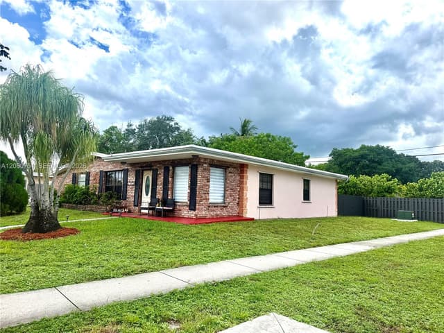 3851 SW 59th Ter, Davie FL 33314 - Davie, FL - Photo 2