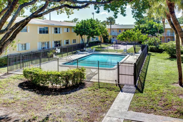 420 SE 2ND Avenue # 23, Deerfield Beach FL 33441 - Deerfield Beach, FL - Photo 2