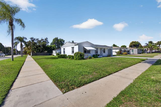 304 Cypress Drive, Lake Park FL 33403 - Lake Park, FL - Photo 4