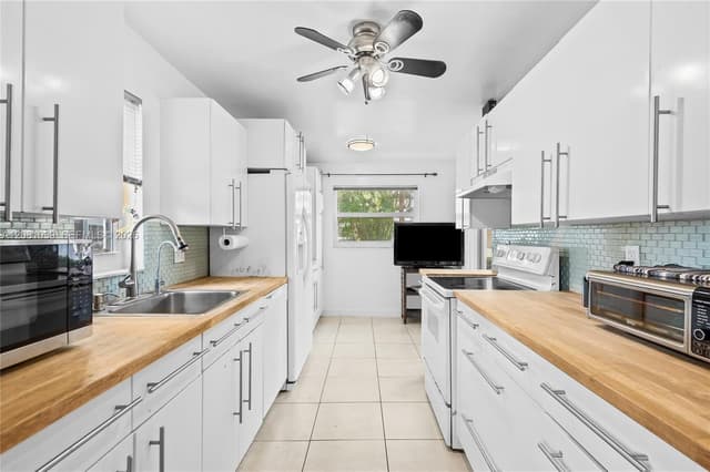 8002 Lagos De Campo Blvd # 101, Tamarac FL 33321 - Tamarac, FL - Photo 2
