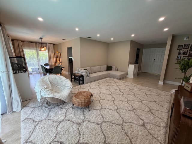 8203 NW 37th St, Coral Springs FL 33065 - Coral Springs, FL - Photo 2