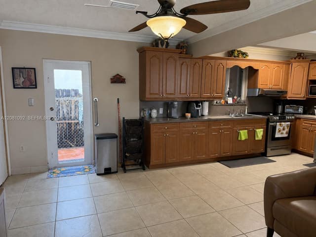 400 E 57th St, Hialeah FL 33013 - Hialeah, FL - Photo 4