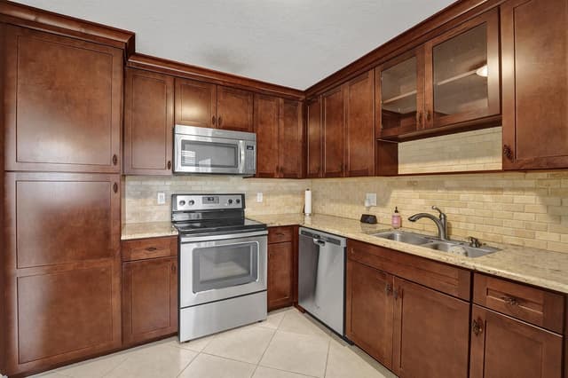 303 Lakeview Drive # 102, Weston FL 33326 - Weston, FL - Photo 3