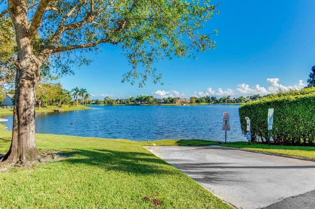 13053 Meadowbreeze Drive, Wellington FL 33414 - Wellington, FL - Photo 4