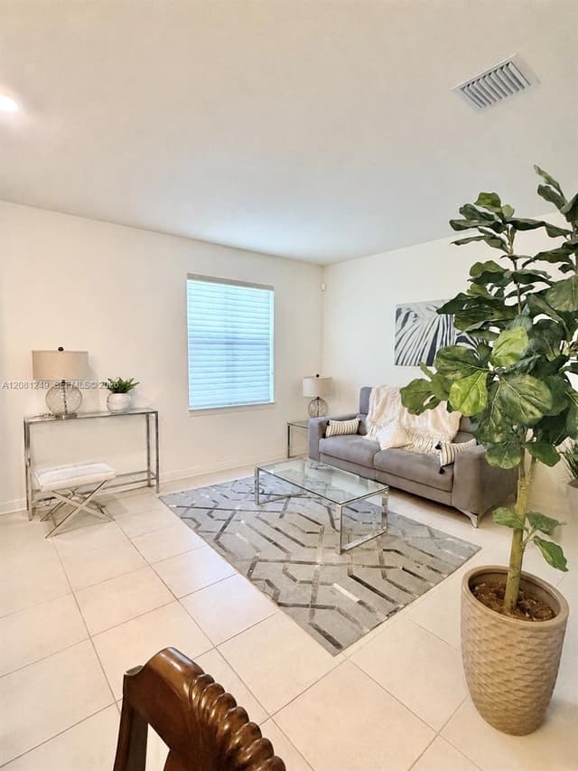 3344 W 105th Ter, Hialeah FL 33018 - Hialeah, FL - Photo 3