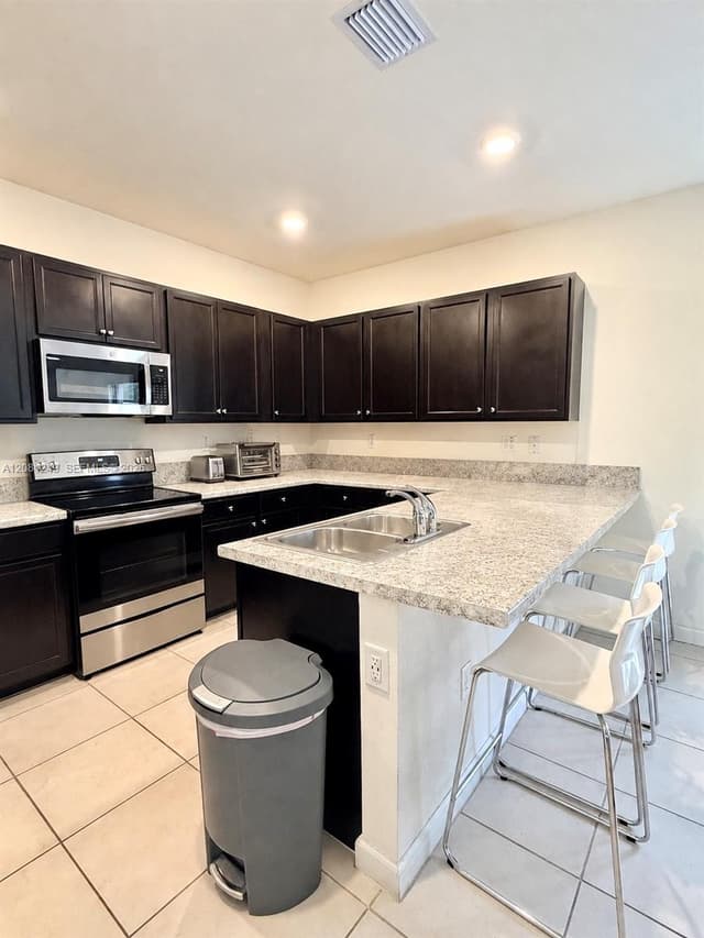 3344 W 105th Ter, Hialeah FL 33018 - Hialeah, FL - Photo 5