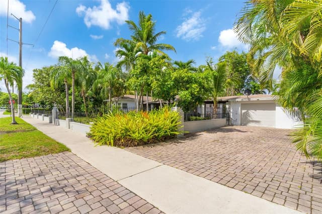 2407 Washington St, Hollywood FL 33020 - Hollywood, FL - Photo 2