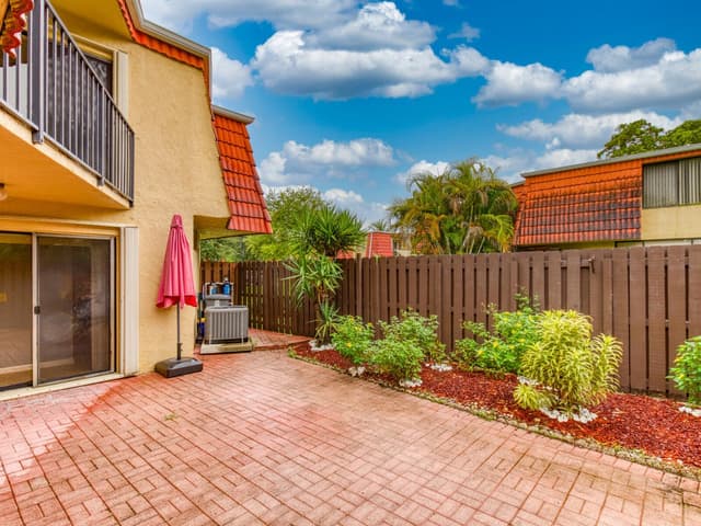 23078 Oxford Place Apt D, Boca Raton FL 33433 - Boca Raton, FL - Photo 2