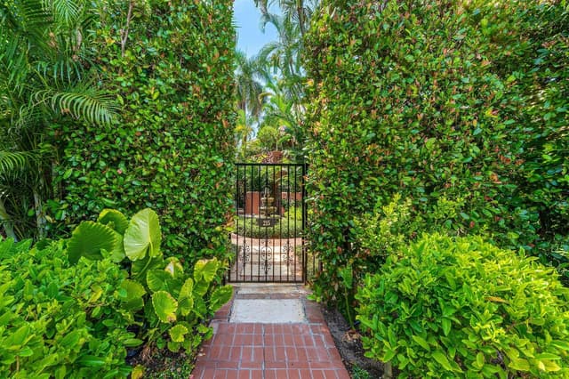215 PHIPPS Plaza # 2, Palm Beach FL 33480 - Palm Beach, FL - Photo 2