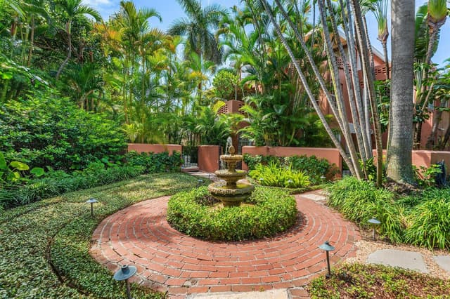 215 PHIPPS Plaza # 2, Palm Beach FL 33480 - Palm Beach, FL - Photo 3