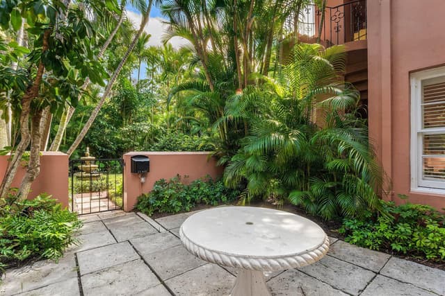 215 PHIPPS Plaza # 2, Palm Beach FL 33480 - Palm Beach, FL - Photo 4