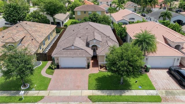 1521 SW 194th Ter, Pembroke Pines FL 33029 - Pembroke Pines, FL - Photo 2