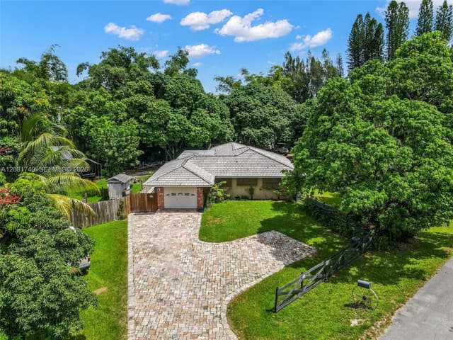 6105 SW 55th Ct, Davie FL 33314 - Davie, FL - Photo 2