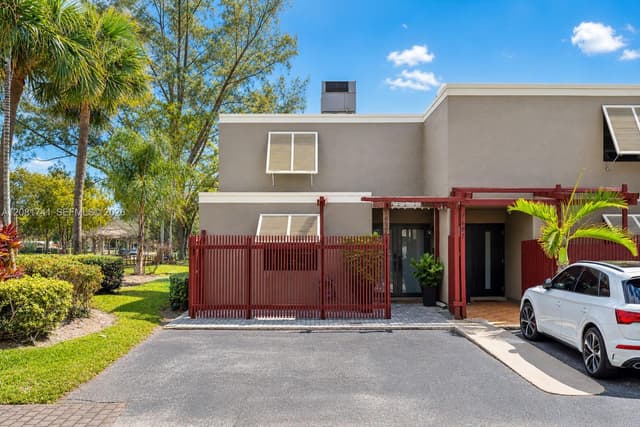 1699 W Fairway Rd, Pembroke Pines FL 33026 - Pembroke Pines, FL - Photo 2