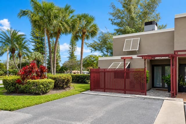 1699 W Fairway Rd, Pembroke Pines FL 33026 - Pembroke Pines, FL - Photo 3