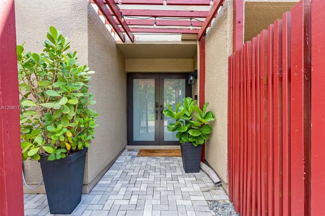 1699 W Fairway Rd, Pembroke Pines FL 33026 - Pembroke Pines, FL - Photo 4