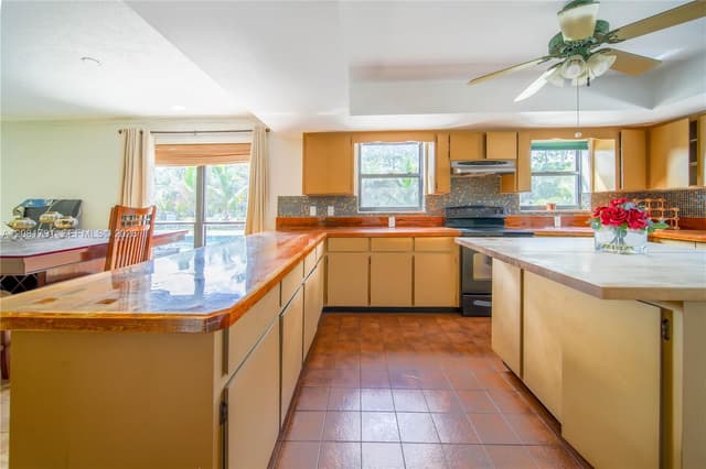 576 Marshall Rd, West Palm Beach FL 33413 - West Palm Beach, FL - Photo 3