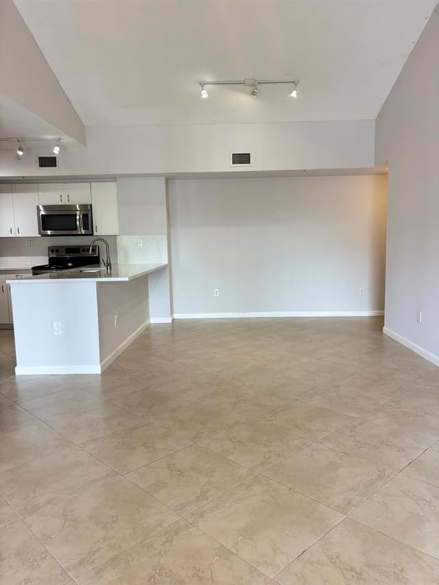 2640 S UNIVERSITY Drive # 305, Davie FL 33328 - Davie, FL - Photo 3