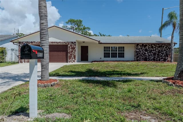 4513 Blue Pine Cir, Lake Worth FL 33463 - Lake Worth, FL - Photo 2