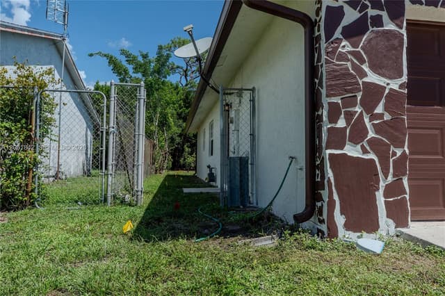 4513 Blue Pine Cir, Lake Worth FL 33463 - Lake Worth, FL - Photo 4