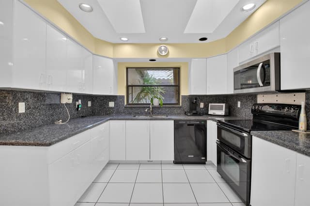 19380 Cedar Glen Drive, Boca Raton FL 33434 - Boca Raton, FL - Photo 3