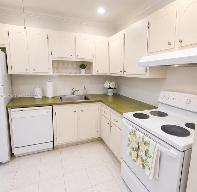 301 Cambridge Rd # 306, Hollywood FL 33024 - Hollywood, FL - Photo 4