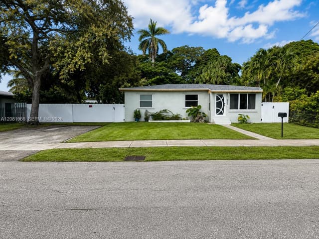 204 SW 7th Ave, Hallandale Beach FL 33009 - Hallandale Beach, FL - Photo 2