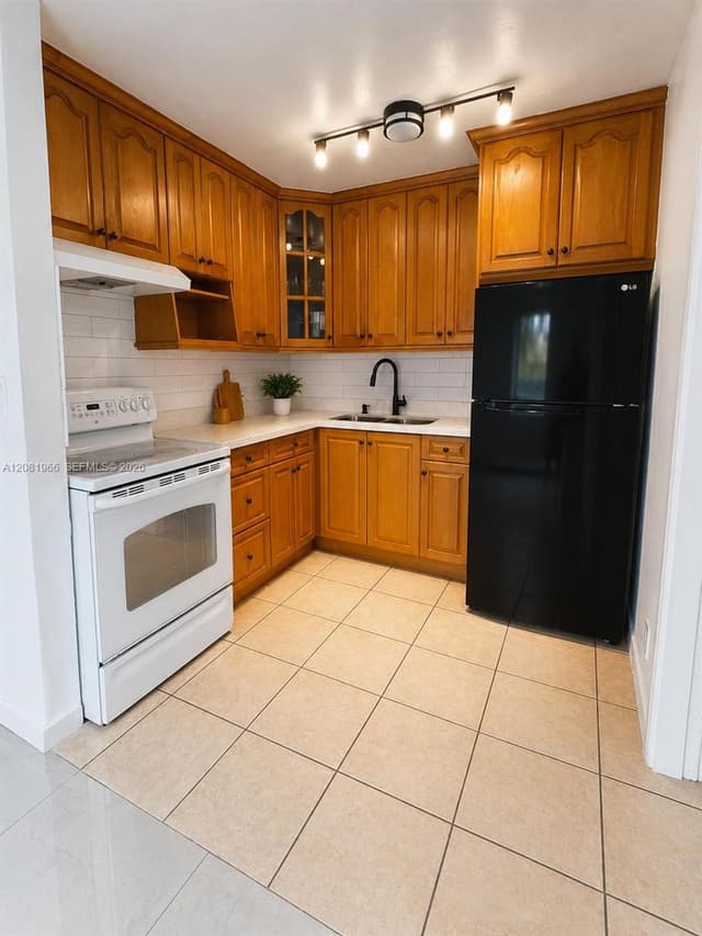 204 SW 7th Ave, Hallandale Beach FL 33009 - Hallandale Beach, FL - Photo 6