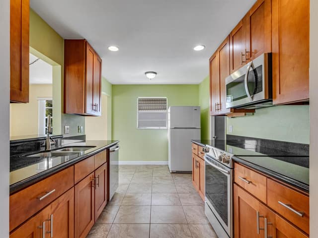 2016 SW Golf Lane SW, Boynton Beach FL 33426 - Boynton Beach, FL - Photo 2