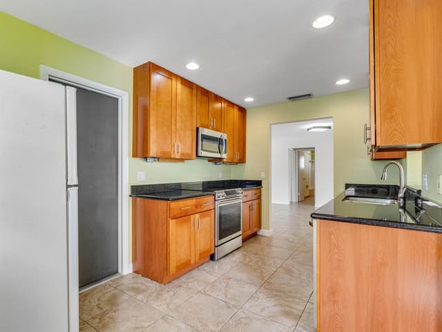 2016 SW Golf Lane SW, Boynton Beach FL 33426 - Boynton Beach, FL - Photo 3
