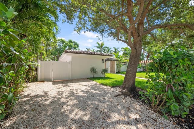 10619 NE 10th Pl, Miami Shores FL 33138 - Miami Shores, FL - Photo 3
