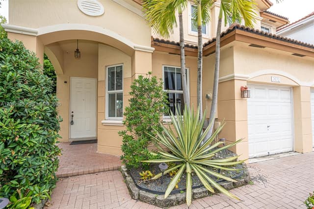 7670 NW 113th Path, Doral FL 33178 - Doral, FL - Photo 2