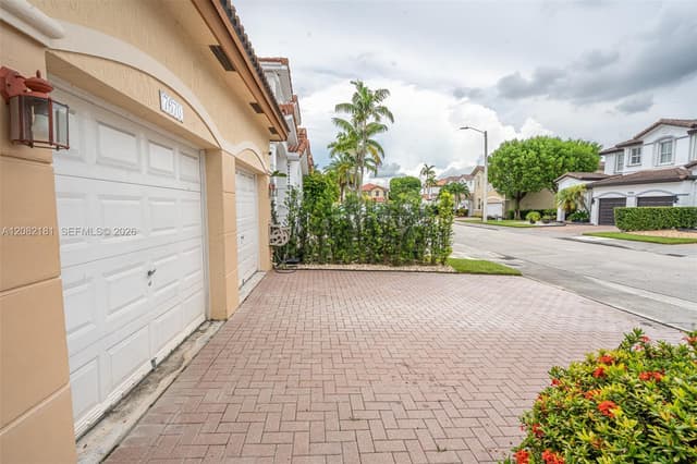 7670 NW 113th Path, Doral FL 33178 - Doral, FL - Photo 4