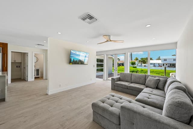 1051 SW 25th Avenue, Boynton Beach FL 33426 - Boynton Beach, FL - Photo 7