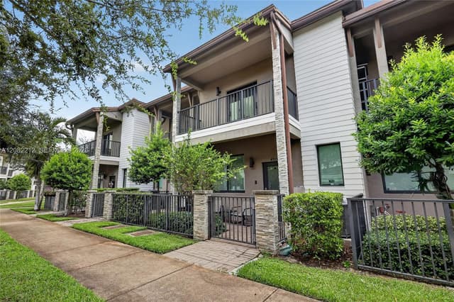 4915 NW 83rd Path # 4915, Doral FL 33166 - Doral, FL - Photo 2