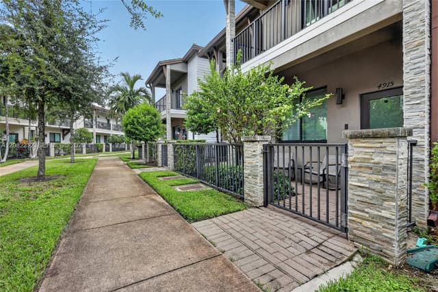 4915 NW 83rd Path # 4915, Doral FL 33166 - Doral, FL - Photo 4