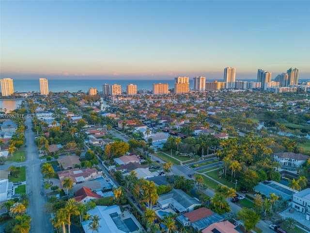 1025 Washington St, Hollywood FL 33019 - Hollywood, FL - Photo 2